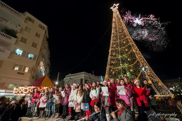 Φωτίστηκε το Χριστουγεννιάτικο δένδρο στην Καλαμάτα (εικόνες)!