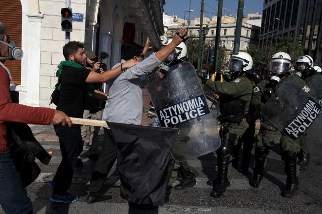 Έφοδος των αγροτών στη Βουλή και οδομαχίες με τους αστυνομικούς (vd)