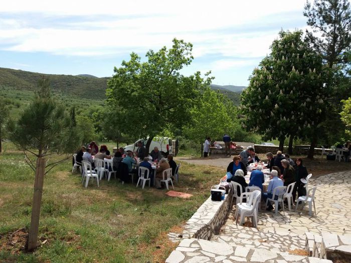 &Eta; &gamma;&iota;&omicron;&rho;&tau;ή &tau;&omicron;&upsilon; Ά&eta; &Nu;&iota;&kappa;ό&lambda;&alpha; &sigma;&tau;&omicron;&nu; &kappa;ά&mu;&pi;&omicron; &tau;&eta;&sigmaf; &Alpha;&sigma;έ&alpha;&sigmaf; (&epsilon;&iota;&kappa;ό&nu;&epsilon;&sigmaf;)