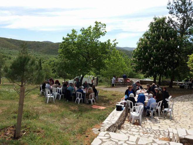 &Eta; &gamma;&iota;&omicron;&rho;&tau;ή &tau;&omicron;&upsilon; Ά&eta; &Nu;&iota;&kappa;ό&lambda;&alpha; &sigma;&tau;&omicron;&nu; &kappa;ά&mu;&pi;&omicron; &tau;&eta;&sigmaf; &Alpha;&sigma;έ&alpha;&sigmaf; (&epsilon;&iota;&kappa;ό&nu;&epsilon;&sigmaf;)