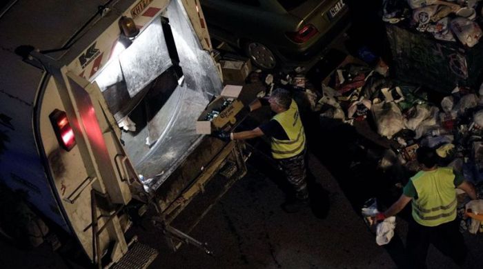 Πάτρα | Η σακούλα σκουπιδιών είχε σφαίρες και "έσκασαν" στο χέρι του ...