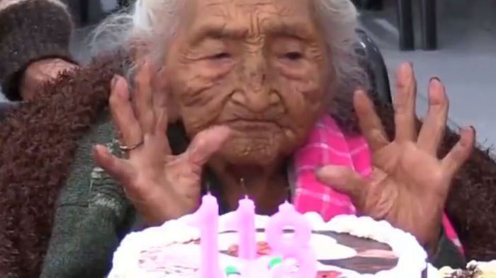 Η γηραιότερη γυναίκα του κόσμου είναι από τη Βολιβία και έκλεισε τα 118! (vd)