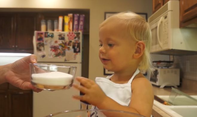 &Delta;ί&chi;&rho;&omicron;&nu;&omicron;&sigmaf; &pi;&iota;&tau;&sigma;&iota;&rho;&iota;&kappa;ά&sigmaf; &mu;&alpha;&gamma;&epsilon;&iota;&rho;&epsilon;ύ&epsilon;&iota; &sigma;&tau;&omicron; You Tube &kappa;&alpha;&iota; &gamma;ί&nu;&epsilon;&tau;&alpha;&iota; viral! (vd)