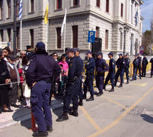 Video &mu;&epsilon; &sigma;&upsilon;&nu;&theta;ή&mu;&alpha;&tau;&alpha; &kappa;&alpha;&tau;ά &tau;&omega;&nu;
&pi;&omicron;&lambda;&iota;&tau;&iota;&kappa;ώ&nu; &sigma;&tau;&eta;&nu; &Tau;&rho;ί&pi;&omicron;&lambda;&eta; - &laquo;&Delta;&epsilon;&nu; &sigma;&alpha;&sigmaf; &theta;έ&lambda;&epsilon;&iota; &omicron; &lambda;&alpha;ό&sigmaf;, &tau;&alpha; &mu;&nu;&eta;&mu;ό&nu;&iota;&alpha; &kappa;&alpha;&iota; &mu;&pi;&rho;&omicron;&sigmaf;&raquo; (+ ph)