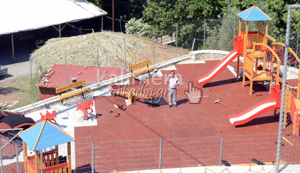 &Eta; &nu;έ&alpha; &pi;&alpha;&iota;&delta;&iota;&kappa;ή &chi;&alpha;&rho;ά &tau;&eta;&sigmaf; &Kappa;&omicron;&nu;&tau;&omicron;&beta;ά&zeta;&alpha;&iota;&nu;&alpha;&sigmaf; &sigma;&tau;&eta; &Gamma;&omicron;&rho;&tau;&upsilon;&nu;ί&alpha; (&epsilon;&iota;&kappa;ό&nu;&epsilon;&sigmaf;)