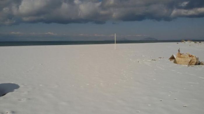 Χιονοπόλεμος σε ... παραλία της Αχαΐας! (εικόνες)