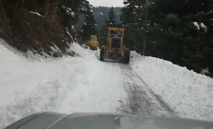 Σήμερα: Διάνοιξη χιονισμένου δρόμου προς το Λιμποβισι! (vd)