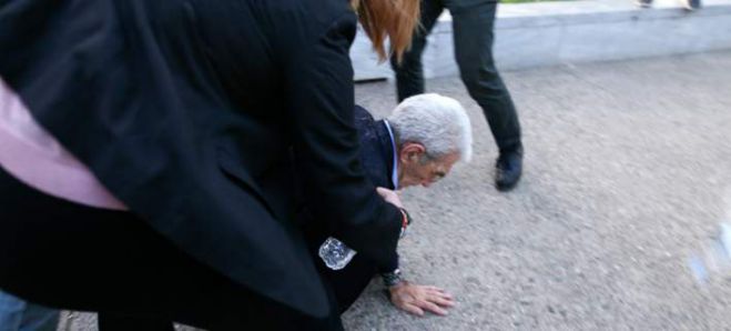 &Delta;ύ&omicron; &chi;&rho;ό&nu;&iota;&alpha; &pi;&rho;&iota;&nu; &omicron; &Mu;&pi;&omicron;&upsilon;&tau;ά&rho;&eta;&sigmaf; έ&lambda;&epsilon;&gamma;&epsilon; ό&tau;&iota; &omicron; &Mu;&eta;&tau;&rho;&omicron;&pi;&omicron;&lambda;ί&tau;&eta;&sigmaf; &Pi;&epsilon;&iota;&rho;&alpha;&iota;ώ&sigmaf; &theta;έ&lambda;&epsilon;&iota; ... &xi;ύ&lambda;&omicron;!