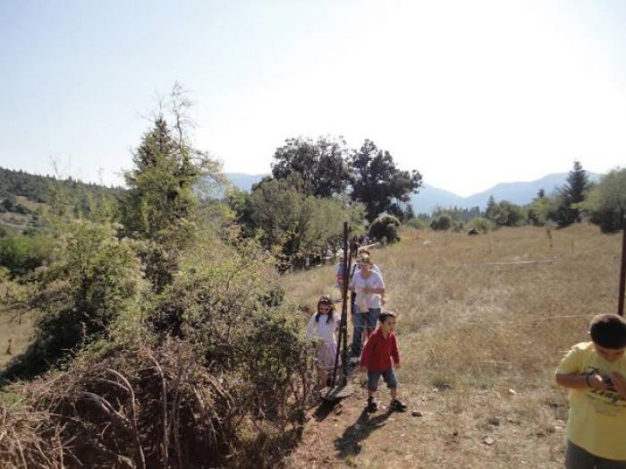 Συρματοπλέγματα εμποδίζουν την πρόσβαση σε εκκλησία και αρχαιολογικό χώρο στα Μαγούλιανα Γορτυνίας!