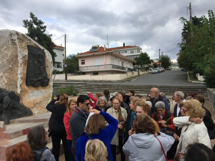 Σύλλογος από τη Νέα Σμύρνη επισκέφθηκε το Μνημείο Προσφύγων στην Πλατεία Φιλικών! (εικόνες)