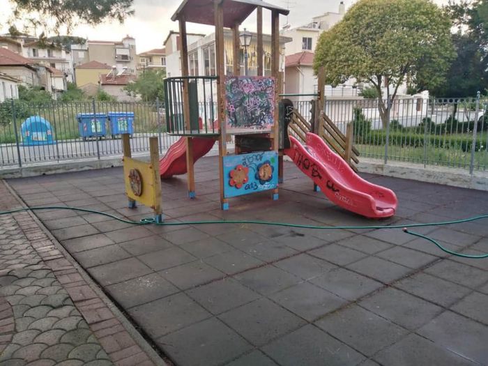 Εθελοντές καθάρισαν την παιδική χαρά της Αγίας Βαρβάρας (εικόνες)