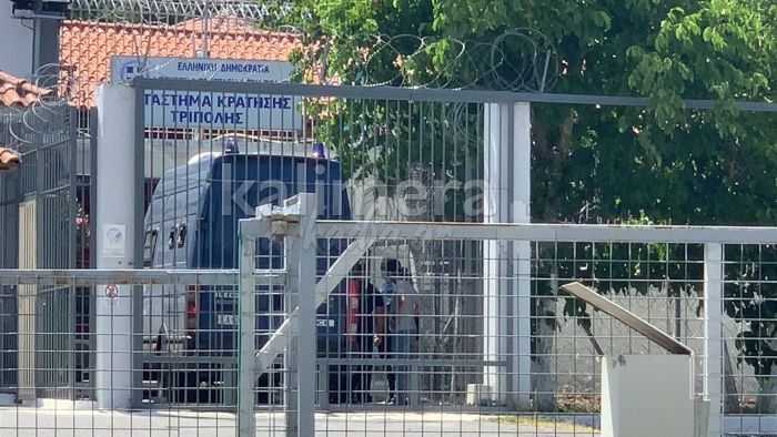 Φυλακές Τρίπολης | Στις 3.00 το απόγευμα πέρασε την πύλη ο Πέτρος Φιλιππίδης (εικόνες - βίντεο)