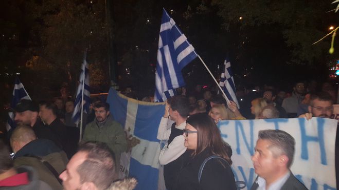 Νέα συγκέντρωση διαμαρτυρίας από τους Βορειοηπειρώτες έξω από την αλβανική πρεσβεία