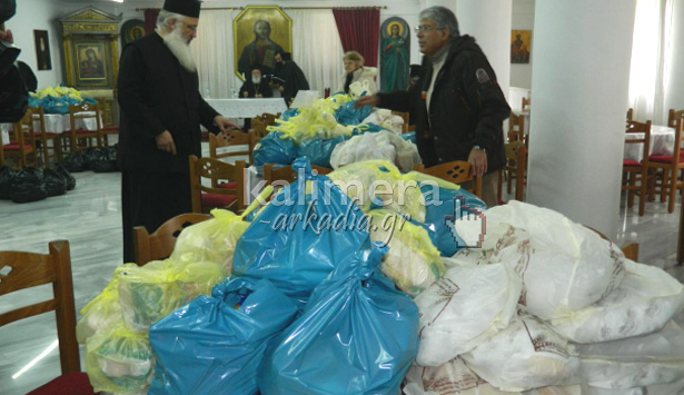 Φτώχεια παντού … - Εκατοντάδες τσάντες με τρόφιμα σε άπορους μοίρασε η Εκκλησία στην Τρίπολη (vd)