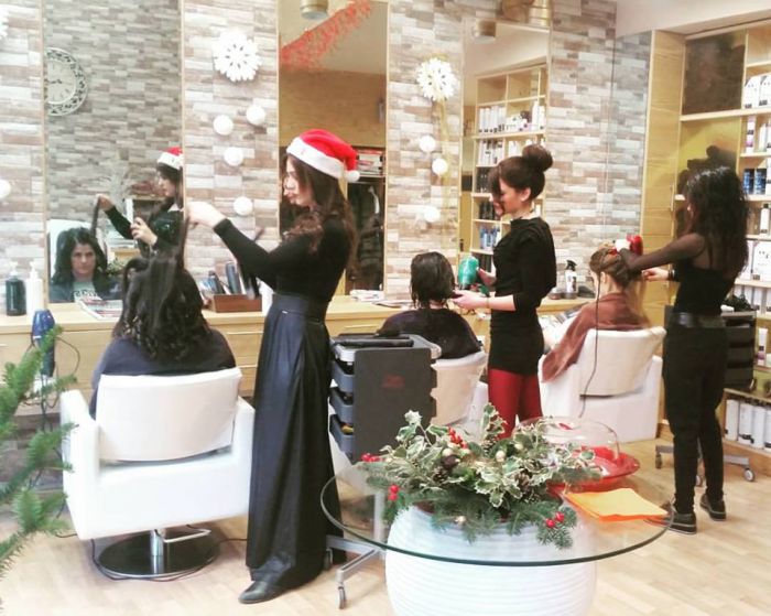 &quot;Ευχές&quot; από την ιδιοκτήτρια του Eleana Cosmic Salon! (vd)