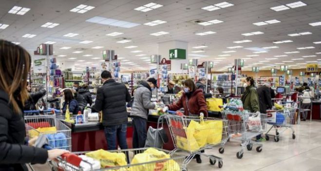 Σούπερ Μάρκετ | Οι μεγάλες ουρές ευνοούν τη διασπορά του ιού - Κρατήστε αποστάσεις - Όχι πανικός