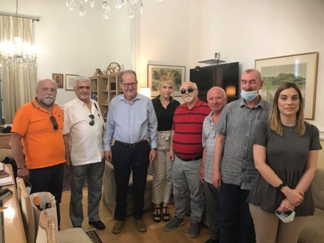 &Sigma;&tau;&eta;&nu; &Tau;&rho;ί&pi;&omicron;&lambda;&eta; &omicron; &Pi;&rho;ό&epsilon;&delta;&rho;&omicron;&sigmaf; &tau;&eta;&sigmaf; &Epsilon;&theta;&nu;&iota;&kappa;ή&sigmaf; &Sigma;&upsilon;&nu;&omicron;&mu;&omicron;&sigma;&pi;&omicron;&nu;&delta;ί&alpha;&sigmaf; &Alpha;&tau;ό&mu;&omega;&nu; &mu;&epsilon; &Alpha;&nu;&alpha;&pi;&eta;&rho;ί&alpha;