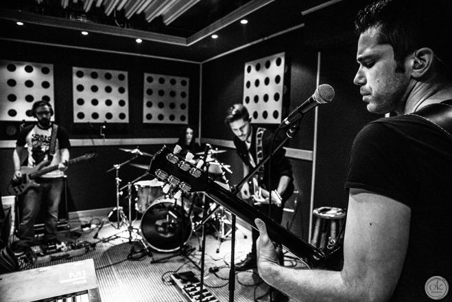 &Omicron; Andrew Kouretas &alpha;&pi;ό &tau;&eta;&nu; &Tau;&rho;ί&pi;&omicron;&lambda;&eta; &mu;&epsilon; &tau;&eta;&nu; &mu;&pi;ά&nu;&tau;&alpha; &tau;&omicron;&upsilon; GIVEN FREE REIN &zeta;&omega;&nu;&tau;&alpha;&nu;ά &sigma;&tau;&eta;&nu; &sigma;&kappa;&eta;&nu;ή &tau;&omicron;&upsilon; Six D.o.g.s