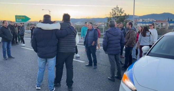Αγρότες από την Αρκαδία έκλεισαν για λίγα λεπτά τμήμα του αυτοκινητοδρόμου - Έμεινε ανοιχτή μία λωρίδα κυκλοφορίας! (vd)