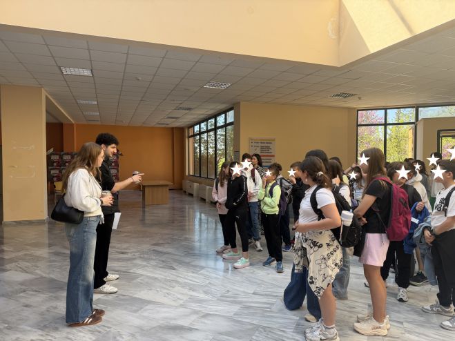 &Pi;&alpha;&nu;&epsilon;&pi;&iota;&sigma;&tau;ή&mu;&iota;&omicron; &Pi;&epsilon;&lambda;&omicron;&pi;&omicron;&nu;&nu;ή&sigma;&omicron;&upsilon; | &Mu;&iota;&alpha; &mu;έ&rho;&alpha; &sigma;&alpha;&nu; &phi;&omicron;&iota;&tau;&eta;&tau;έ&sigmaf; έ&zeta;&eta;&sigma;&alpha;&nu; 250 &mu;&alpha;&theta;&eta;&tau;έ&sigmaf; &alpha;&pi;ό &tau;&eta;&nu; &Tau;&rho;ί&pi;&omicron;&lambda;&eta; (&epsilon;&iota;&kappa;ό&nu;&epsilon;&sigmaf;)