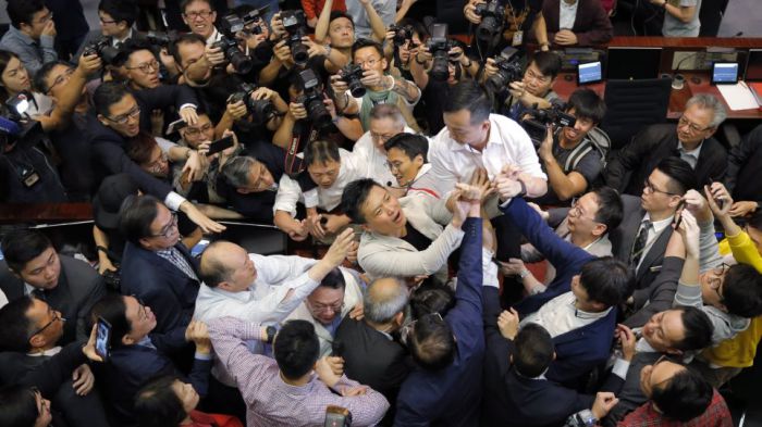 Ξύλο στη Βουλή του Χονγκ Κονγκ | Με ... φορείο έφυγε τραυματίας βουλευτής! (vd)