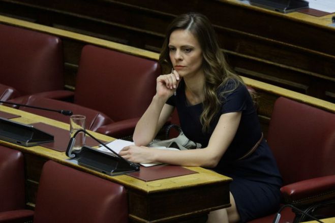 Έφη Αχτσιόγλου: “Η κυβέρνηση μπορούσε να ενισχύσει τους αυτοαπασχολούμενους με κοινοτικά κονδύλια χωρίς τη μεσολάβηση ΚΕΚ”