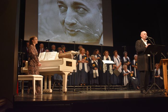 4&omicron; &Pi;&alpha;&nu;&epsilon;&lambda;&lambda;ή&nu;&iota;&omicron; &Phi;&epsilon;&sigma;&tau;&iota;&beta;ά&lambda; &alpha;&phi;&iota;έ&rho;&omega;&mu;&alpha; &sigma;&tau;&omicron;&nu; &Nu;ί&kappa;&omicron; &Gamma;&kappa;ά&tau;&sigma;&omicron; &alpha;&pi;ό &tau;&eta; &Chi;&omicron;&rho;&omega;&delta;ί&alpha; &Tau;&rho;ί&pi;&omicron;&lambda;&eta;&sigmaf; (&epsilon;&iota;&kappa;ό&nu;&epsilon;&sigmaf;)