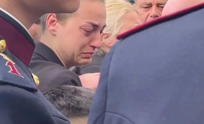 Ό&chi;&iota; &kappa;&omicron;&rho;&iota;&tau;&sigma;ά&rho;&alpha; &mu;&omicron;&upsilon;, ό&chi;&iota; &xi;&alpha;&nu;&theta;&omicron;ύ&lambda;&alpha; &mu;&omicron;&upsilon;&raquo; &ndash; &Tau;&rho;&alpha;&gamma;&iota;&kappa;ή &phi;&iota;&gamma;&omicron;ύ&rho;&alpha; &eta; &mu;&eta;&tau;έ&rho;&alpha; &tau;&eta;&sigmaf; &Kappa;&lambda;&alpha;&omicron;ύ&nu;&tau;&iota;&alpha;&sigmaf; &sigma;&tau;&eta;&nu; &kappa;&eta;&delta;&epsilon;ί&alpha; &tau;&eta;&sigmaf;