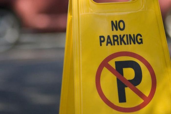 Τρίπολη | Απαγορεύθηκε η στάθμευση οχημάτων μπροστά από την είσοδο του ΔΑΚ