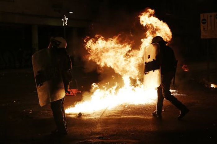 Στα χέρια της Αστυνομίας ο 21χρονος που έκαψε την Ελληνική Σημαία!