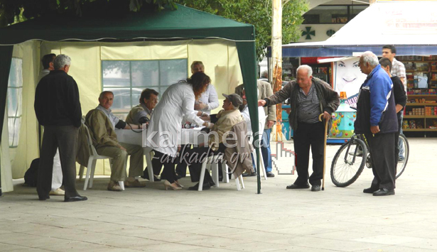 Την αρτηριακή τους πίεση μέτρησαν δωρεάν δεκάδες Τριπολίτες στην κεντρική πλατεία της πόλης (εικόνες)