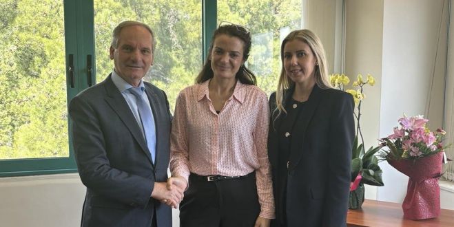 &Eta; &sigma;&tau;&epsilon;&lambda;έ&chi;&omega;&sigma;&eta; &tau;&omicron;&upsilon; &Kappa;έ&nu;&tau;&rho;&omicron;&upsilon; &Upsilon;&gamma;&epsilon;ί&alpha;&sigmaf; &Mu;&epsilon;&gamma;&alpha;&lambda;ό&pi;&omicron;&lambda;&eta;&sigmaf; &sigma;&tau;&omicron; &epsilon;&pi;ί&kappa;&epsilon;&nu;&tau;&rho;&omicron; &tau;&eta;&sigmaf; &sigma;&upsilon;&nu;ά&nu;&tau;&eta;&sigma;&eta;&sigmaf; &Pi;&alpha;&pi;&alpha;&gamma;&epsilon;&omega;&rho;&gamma;ί&omicron;&upsilon; &mu;&epsilon; &Mu;&iota;&chi;ό&pi;&omicron;&upsilon;&lambda;&omicron; &kappa;&alpha;&iota; &Mu;&pi;&omicron;&zeta;ά-&Lambda;&upsilon;&mu;&pi;&epsilon;&rho;&omicron;&pi;&omicron;ύ&lambda;&omicron;&upsilon;