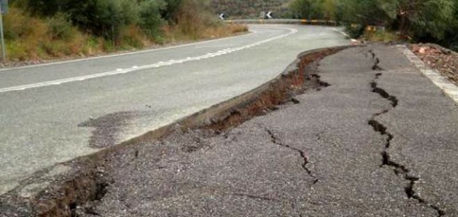 Καθίζηση και διακοπή κυκλοφορίας στο δρόμο Μεγαλόπολης - Ακόβου