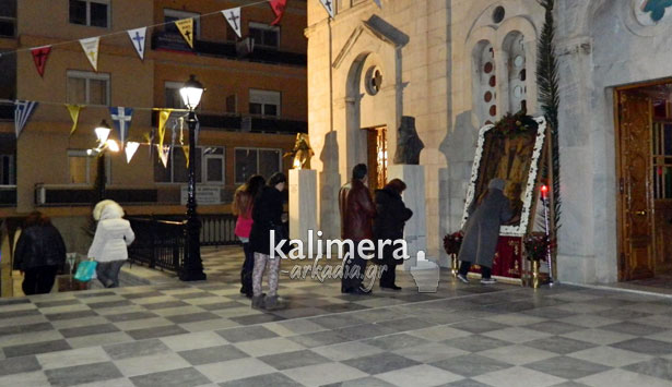 Kόσμος προσκυνά αυτή την ώρα στον Μητροπολιτικό Ναό του Αγίου Βασιλείου στην Τρίπολη