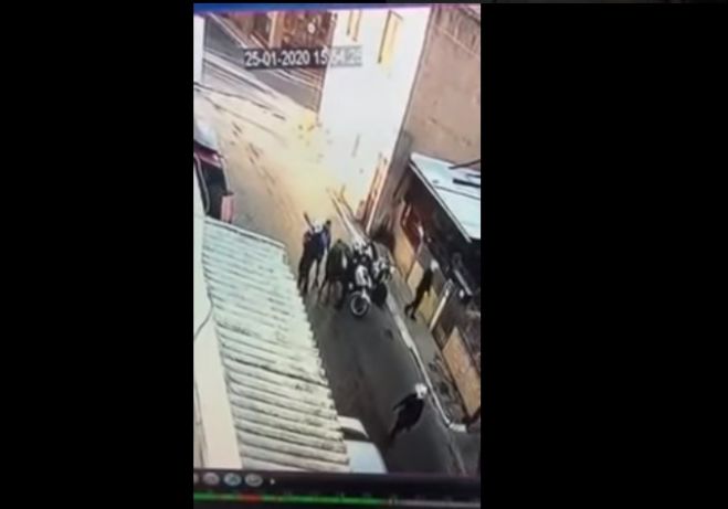 Βίντεο - ντοκουμέντο | Αστυνομικός της ομάδας ΔΙΑΣ χαστουκίζει ανήλικο Ρομά - Διατάχθηκε ΕΔΕ (vd)