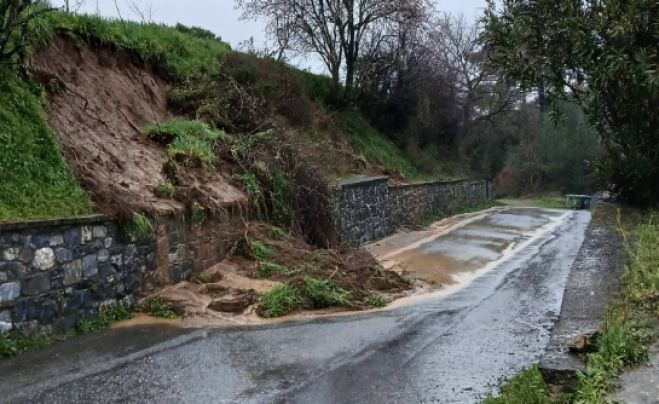 Υποχώρηση χωμάτων στο οδόστρωμα στην είσοδο της Ασέας