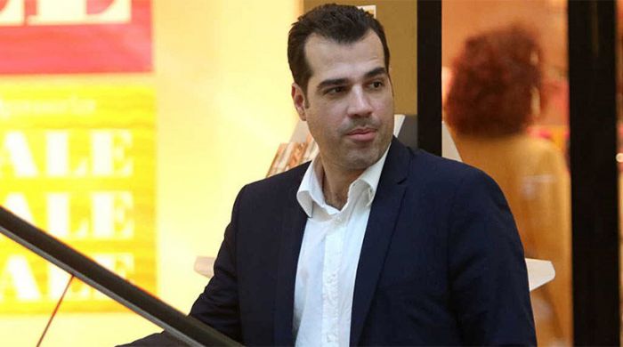 &Sigma;&kappa;&lambda;&eta;&rho;ή &mu;ά&chi;&eta; &gamma;&iota;&alpha; &tau;&eta; &zeta;&omega;ή &tau;&omicron;&upsilon; &sigma;&upsilon;&nu;&epsilon;&chi;ί&zeta;&epsilon;&iota; &nu;&alpha; &delta;ί&nu;&epsilon;&iota; &omicron; &Theta;ά&nu;&omicron;&sigmaf; &Pi;&lambda;&epsilon;ύ&rho;&eta;&sigmaf; ... (vd)