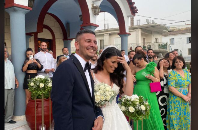 Mε τα δεσμά του γάμου ενώθηκε ο δημοσιογράφος του TV Super Θεοδόσης Πιπέρης με την εκλεκτή του Πόπη