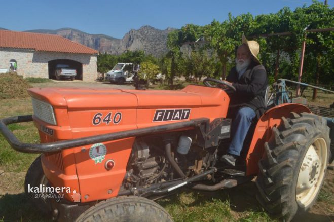&Omicron; &Mu;&eta;&tau;&rho;&omicron;&pi;&omicron;&lambda;ί&tau;&eta;&sigmaf; &Alpha;&lambda;έ&xi;&alpha;&nu;&delta;&rho;&omicron;&sigmaf; &omicron;&delta;ή&gamma;&eta;&sigma;&epsilon; &tau;&rho;&alpha;&kappa;&tau;έ&rho; &kappa;&alpha;&iota; έ&beta;&gamma;&alpha;&lambda;&epsilon; &pi;&alpha;&tau;ά&tau;&epsilon;&sigmaf; &alpha;&pi;ό &tau;&eta; &gamma;&eta; &tau;&omicron;&upsilon; &Lambda;&epsilon;&omega;&nu;&iota;&delta;ί&omicron;&upsilon;! (vd)