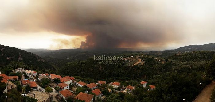 Η συγκλονιστική πανοραμική φωτογραφία με φωτιά να έχει απλωθεί πάνω από τη Χώρα Γορτυνίας