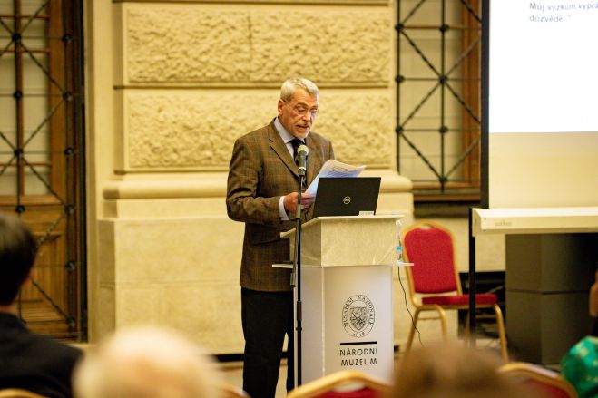 &Sigma;&tau;&omicron; &Epsilon;&theta;&nu;&iota;&kappa;ό &Mu;&omicron;&upsilon;&sigma;&epsilon;ί&omicron; &tau;&eta;&sigmaf; &Pi;&rho;ά&gamma;&alpha;&sigmaf; &pi;&rho;&omicron;&beta;&lambda;ή&theta;&eta;&kappa;&epsilon; &eta; &tau;&alpha;&iota;&nu;ί&alpha; "Arcadia 1900, Champagne D&rsquo; Orient"