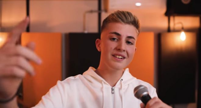 Έ&rho;&chi;&epsilon;&tau;&alpha;&iota; &omicron; &ldquo;Junior&rdquo; &Beta;&epsilon;&lambda;&iota;&sigma;&sigma;ά&rho;&eta;&sigmaf; &mu;&epsilon; &nu;έ&omicron; &tau;&rho;&alpha;&gamma;&omicron;ύ&delta;&iota;! (vd)