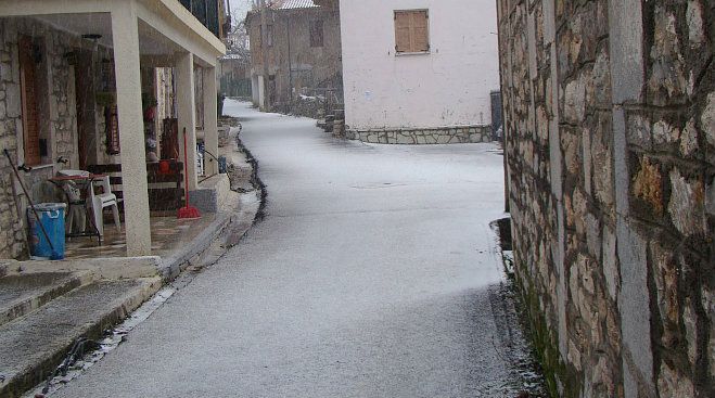 Χιονίζει, χιονίζει και το … μάρμαρο ασπρίζει στα Λαγκάδια (εικόνες)!
