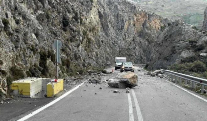 Ελλάδα | Βράχοι αποκολλήθηκαν και έπεσαν σε αυτοκίνητο την ώρα που διέσχιζε τον δρόμο
