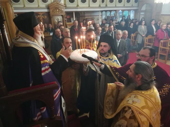 &Tau;&omicron; &chi;&omega;&rho;&iota;ό &Pi;ά&pi;&alpha;&rho;&iota; &Mu;&alpha;&nu;&tau;&iota;&nu;&epsilon;ί&alpha;&sigmaf; &tau;ί&mu;&eta;&sigma;&epsilon; &tau;&eta; &mu;&nu;ή&mu;&eta; &tau;&omicron;&upsilon; &Alpha;&gamma;ί&omicron;&upsilon; &Nu;&iota;&kappa;&omicron;&lambda;ά&omicron;&upsilon; (&epsilon;&iota;&kappa;ό&nu;&epsilon;&sigmaf;)