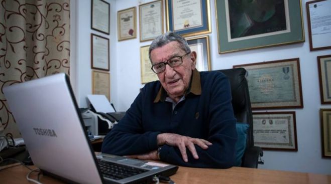 Έ&phi;&upsilon;&gamma;&epsilon; &alpha;&pi;ό &tau;&eta; &zeta;&omega;ή &omicron; &delta;ά&sigma;&kappa;&alpha;&lambda;&omicron;&sigmaf; &tau;&eta;&sigmaf; &delta;&eta;&mu;&omicron;&sigma;&iota;&omicron;&gamma;&rho;&alpha;&phi;ί&alpha;&sigmaf;, &Chi;&rho;ή&sigma;&tau;&omicron;&sigmaf; &Pi;&alpha;&sigma;&alpha;&lambda;ά&rho;&eta;&sigmaf;