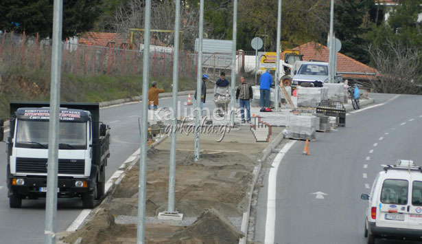 Κυβόλιθοι στο διαχωριστικό του δρόμου στην οδό «Τάπιας» (εικόνες)