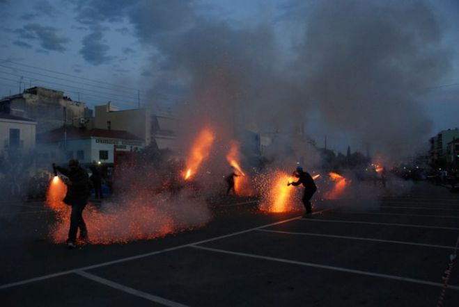 Ο εντυπωσιακός σαϊτοπόλεμος στην Καλαμάτα! (vd)