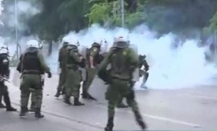 Πετροπόλεμος και χημικά μεταξύ διαδηλωτών και ΜΑΤ στο Δημαρχείο Θεσσαλονίκης (vd)