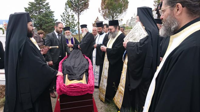 &Sigma;&tau;&eta; &Mu;&eta;&lambda;&iota;ά &eta;&nbsp;&epsilon;&xi;ό&delta;&iota;&omicron;&sigmaf;&nbsp;&Alpha;&kappa;&omicron;&lambda;&omicron;&upsilon;&theta;ί&alpha; &tau;&omicron;&upsilon;&nbsp;&mu;&alpha;&kappa;&alpha;&rho;&iota;&sigma;&tau;&omicron;ύ&nbsp;&Alpha;&rho;&chi;&iota;&mu;&alpha;&nu;&delta;&rho;ί&tau;&omicron;&upsilon; &Rho;&omega;&mu;&alpha;&nu;&omicron;ύ&nbsp;&Kappa;&omicron;ύ&sigma;&omicron;&upsilon;&lambda;&alpha; (&epsilon;&iota;&kappa;ό&nu;&epsilon;&sigmaf;)